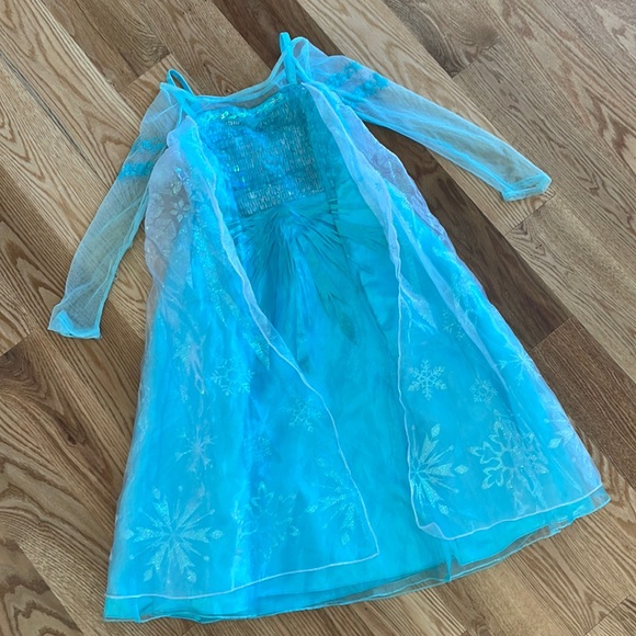 Girls Elsa costume size 5/6